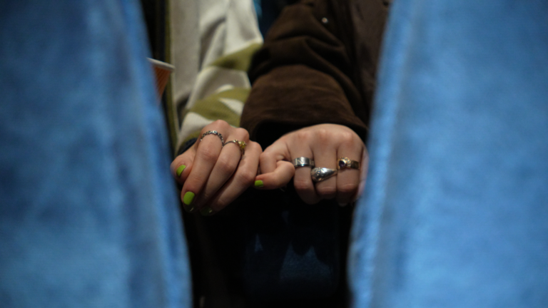 diagonale holing hands